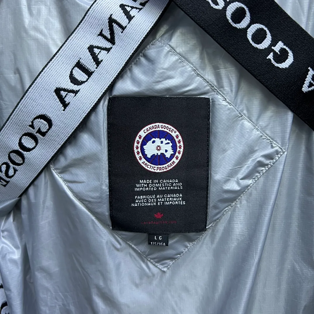 P820 ​​𝘾𝘼𝙉𝘼𝘿𝘼 𝙂𝙊𝙊𝙎𝙀/Canada Goose 2023 Limited New Crofton Puff Down Jacket Pure Guangzhou Inspection 80 White Duck Down Filling‼  Top version, ceiling level‼ Crofton soft bread, the latest style in 2023, has a cold protection effect of up to level 4. It is made of recycled Feather-Light tear-resistant fabric. It is ultra-light and has no weight on the upper body at all! The unique black label highlights your temperament‼  Canada Goose, a Canadian brand, has always been recognized as the warmest down jacket. Various Instagram celebrities, Internet celebrities, and celebrities often wear it for street photos. I do Canada Goose every year, but I still can’t get rid of my love for geese. No matter how cold the winter is, there is no need to be afraid, because there are geese! Filled with 80% white duck down, Canada Goose is the legendary warmest down jacket and is known as a must-have for Arctic outdoor sports! The most popular down jacket in the world, celebrities are rushing to buy it, it is a must-have! Same style for men and women Size: S~XXL